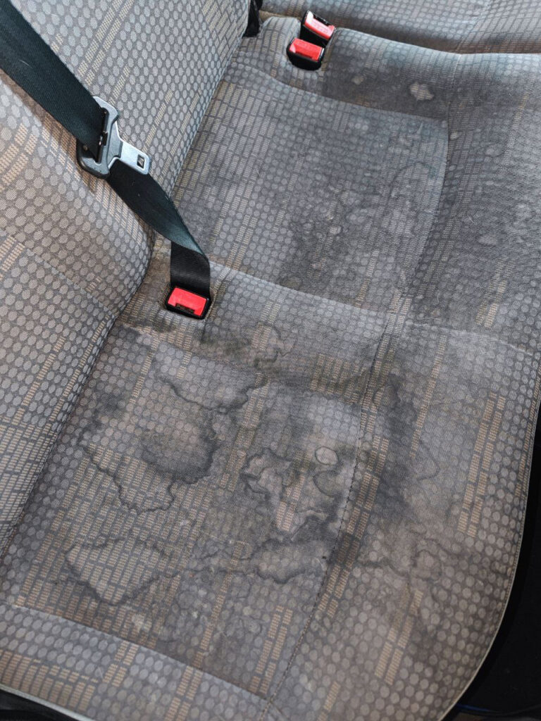 pranie tapicerki w auto myjnia lechicka w poznaniu - efekt przed wypraniem tapicerki