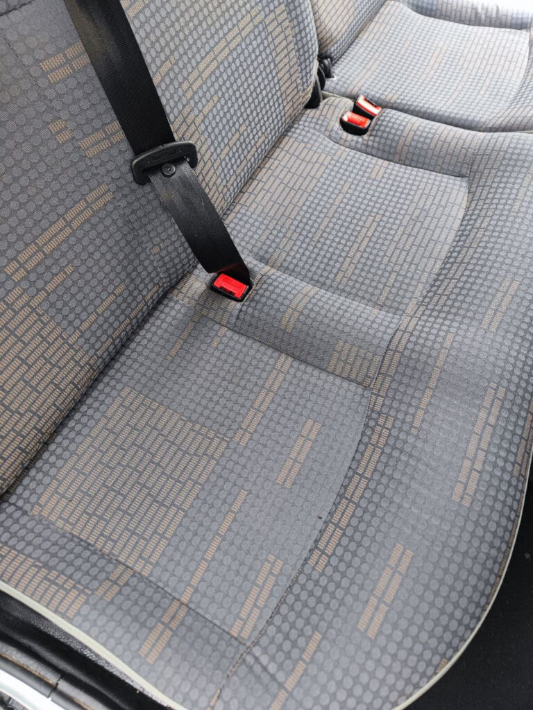 pranie tapicerki w auto myjnia lechicka w poznaniu - efekt po wypraniu tapicerki